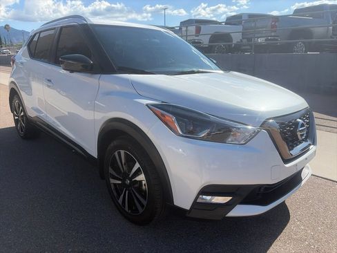Used 2019 Nissan Kicks SR w/ SR Premium Package FWD image 3