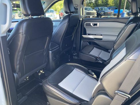 Used 2022 Ford Explorer XLT w/ Equipment Group 202A AWD/4WD image 15