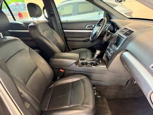 Used 2016 Ford Explorer XLT w/ Equipment Group 202A FWD image 13