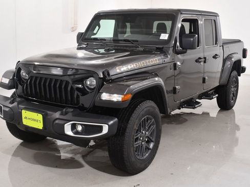 Used 2024 Jeep Gladiator Sport AWD/4WD image 2