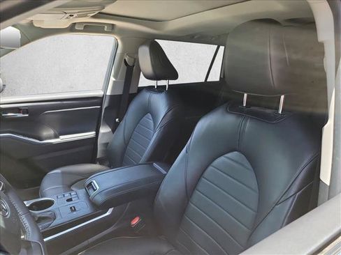 Used 2024 Toyota Highlander XLE FWD image 9