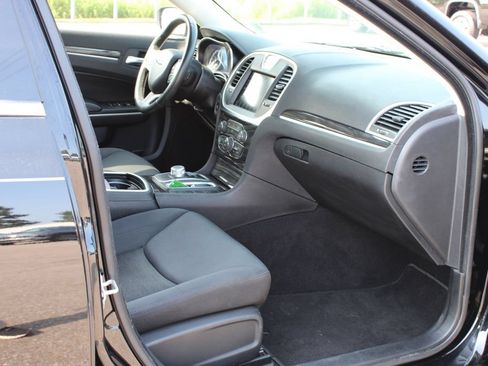 Used 2019 Chrysler 300 Touring RWD image 12