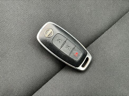 Used 2023 Nissan Rogue S image 29