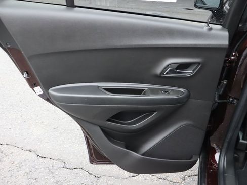 Used 2022 Chevrolet Trax LT w/ LT Convenience Package image 25