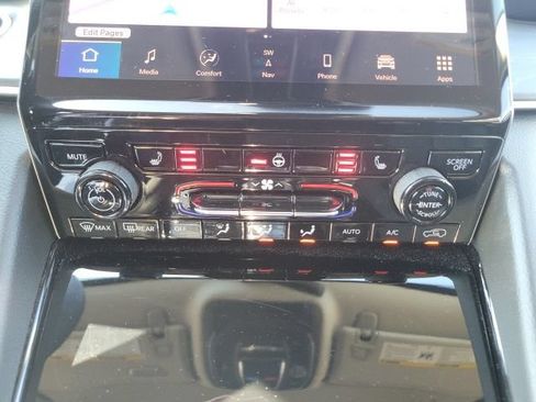 Used 2023 Jeep Grand Cherokee Limited AWD/4WD image 6