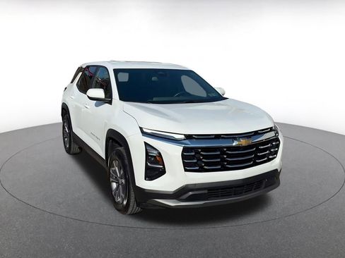 Used 2025 Chevrolet Equinox LT FWD image 3