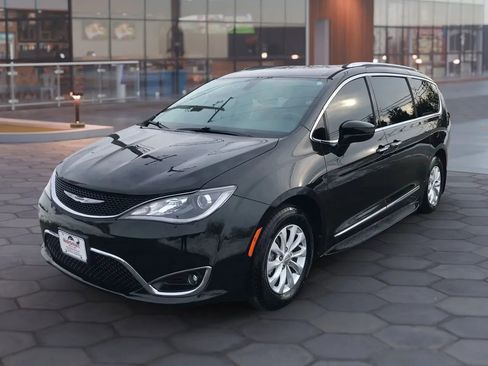 Used 2018 Chrysler Pacifica Touring-L image 6