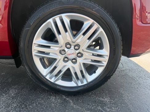 Used 2019 GMC Acadia Denali w/ Technology Package FWD image 17