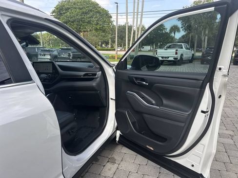 Used 2024 Toyota Highlander XLE FWD image 23