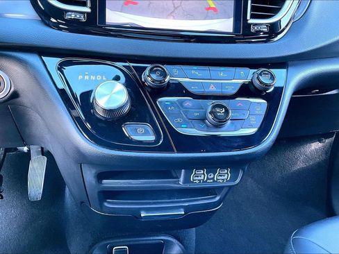 Used 2025 Chrysler Pacifica Select FWD image 15