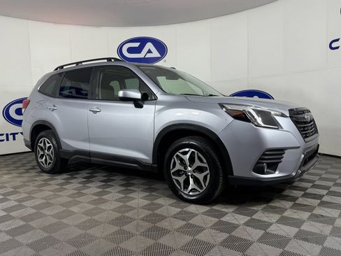 Used 2023 Subaru Forester Premium image 1