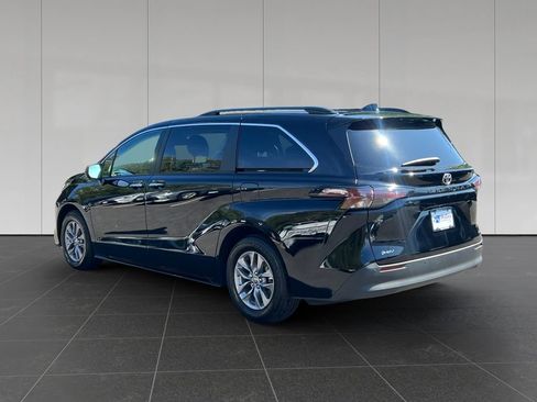 Used 2026 Toyota Sienna XLE FWD image 3