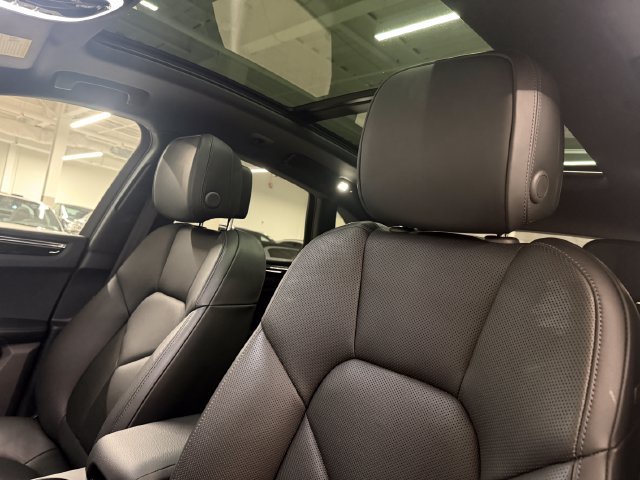 Certified 2026 Porsche Macan AWD/4WD image 23