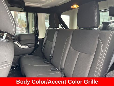 Used 2017 Jeep Wrangler Unlimited Sahara w/ Connectivity Group AWD/4WD image 16