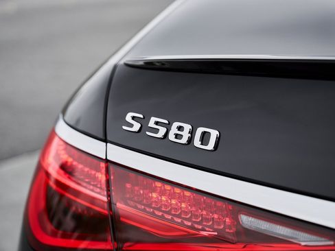 Used 2024 Mercedes-Benz S 580 4MATIC Sedan w/ AMG Line image 13