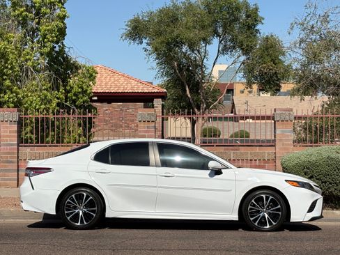 Used 2018 Toyota Camry SE w/ Moonroof Package FWD image 9