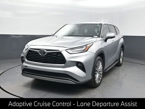 Used 2023 Toyota Highlander Platinum FWD image 1