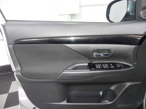 Used 2020 Mitsubishi Outlander SE image 17