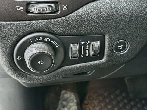Used 2020 Jeep Cherokee Trailhawk w/ Comfort/Convenience Group AWD/4WD image 18