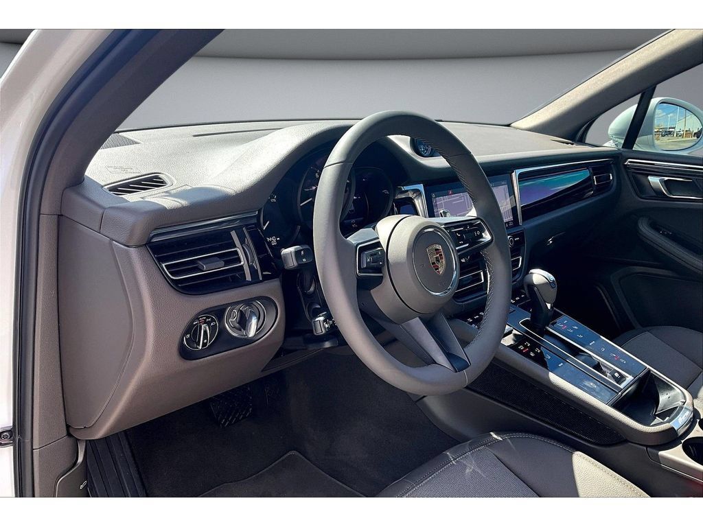 Used 2026 Porsche Macan AWD/4WD image 17