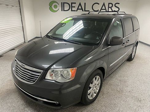 Used 2016 Chrysler Town & Country Touring image 1