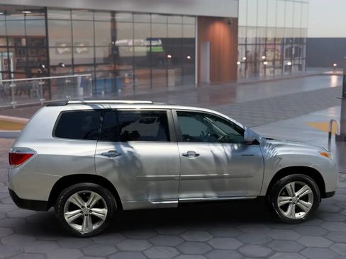 Used 2012 Toyota Highlander Limited w/ Tow Pkg FWD image 7