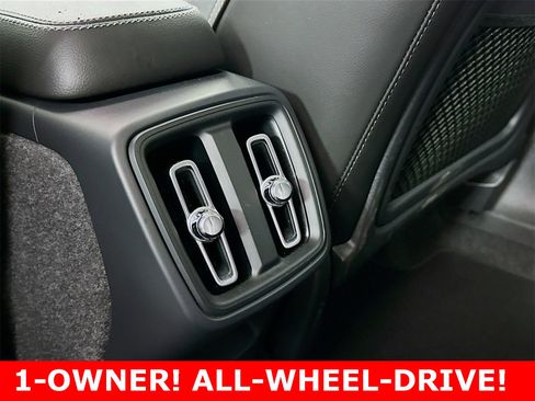 Used 2025 Volvo XC40 B5 Plus image 26