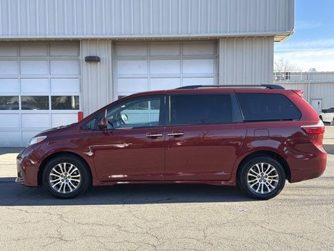 Used 2018 Toyota Sienna XLE image 8