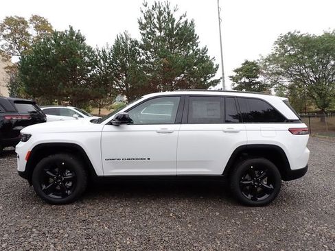 New 2025 Jeep Grand Cherokee Limited w/ Black Appearance Package AWD/4WD image 2