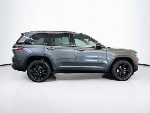 Used 2023 Jeep Grand Cherokee Altitude image 10