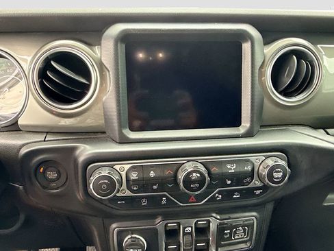 Used 2022 Jeep Wrangler Unlimited Sahara w/ Cold Weather Group AWD/4WD image 16