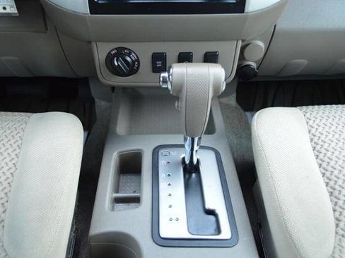 Used 2010 Nissan Frontier SE image 25