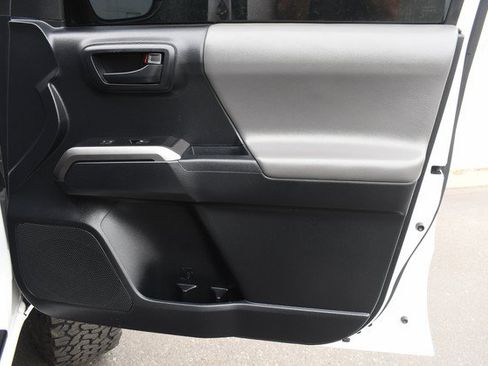 Used 2019 Toyota Tacoma SR5 AWD/4WD image 23
