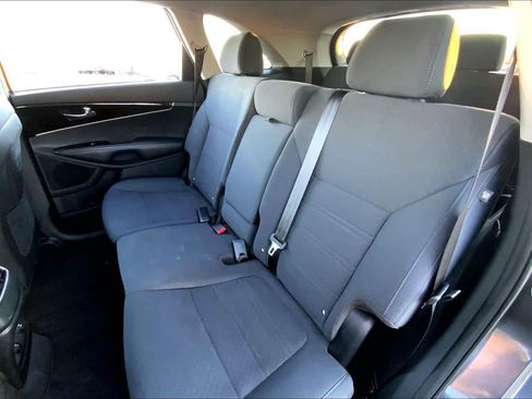 Used 2019 Kia Sorento LX w/ LX Convenience Package image 19