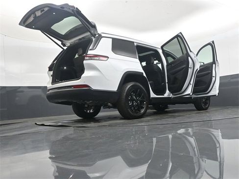 New 2025 Jeep Grand Cherokee L Altitude image 54