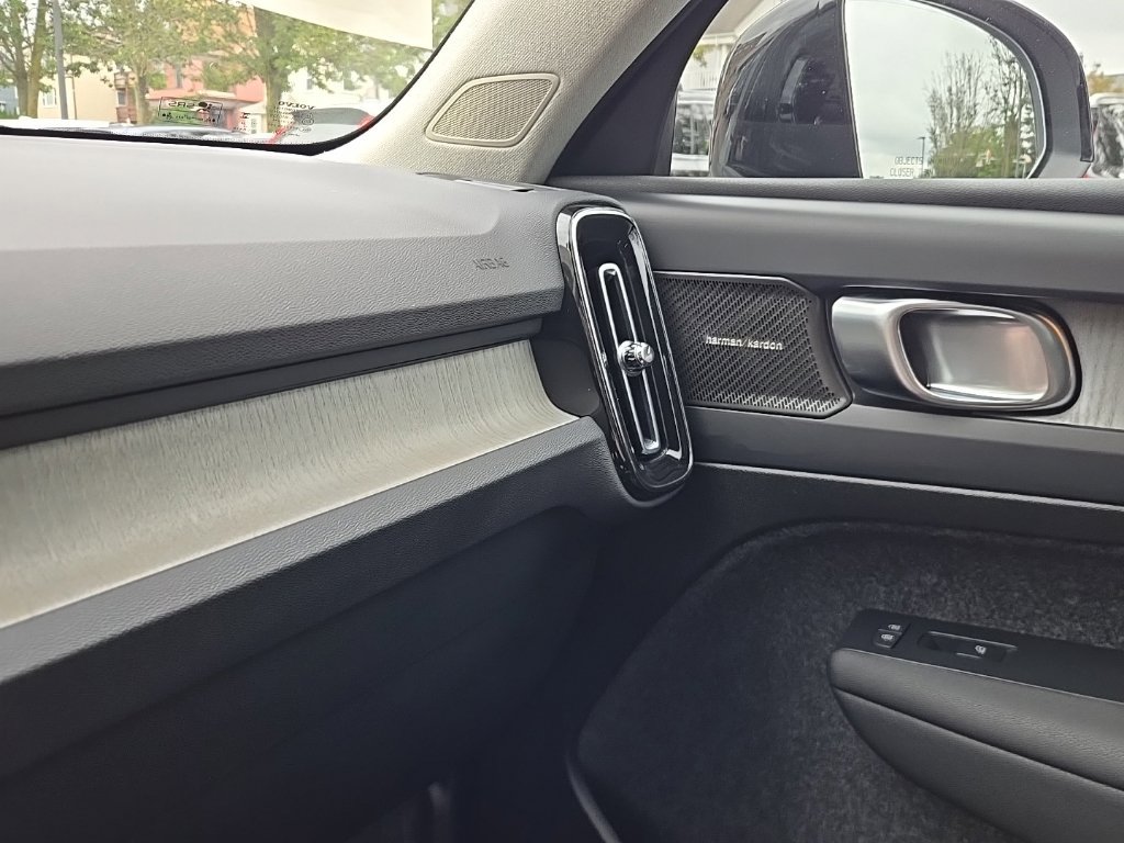 Certified 2025 Volvo XC40 B5 Ultra AWD/4WD image 22
