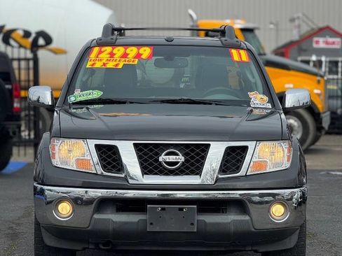 Used 2011 Nissan Frontier SL w/ Moonroof Pkg image 2