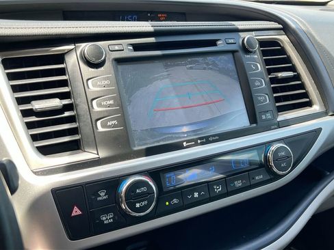 Used 2018 Toyota Highlander XLE FWD image 16