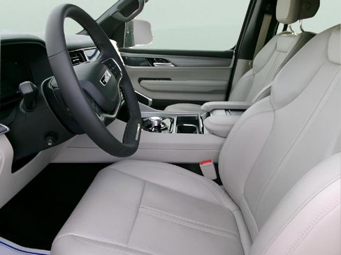 Used 2025 Jeep Wagoneer 4WD image 15