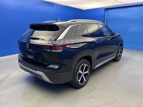 Certified 2025 Volkswagen Tiguan SE w/ Panoramic Sunroof Package AWD/4WD image 7
