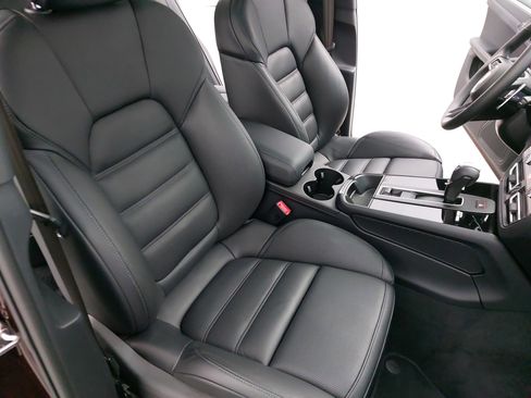 Certified 2025 Porsche Macan image 12