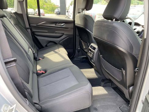 Certified 2023 Jeep Grand Cherokee Laredo AWD/4WD image 23