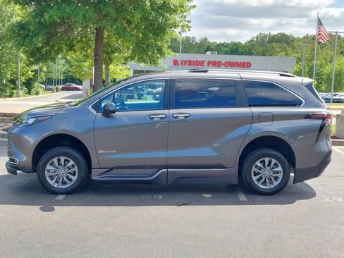 Used 2024 Toyota Sienna XLE w/ XLE Plus Package FWD image 13