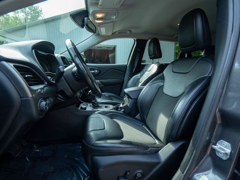 Used 2019 Jeep Cherokee Latitude Plus w/ Comfort/Convenience Group AWD/4WD image 13