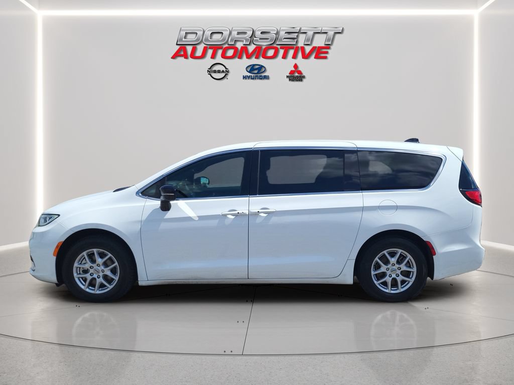 Used 2025 Chrysler Pacifica Select FWD image 9