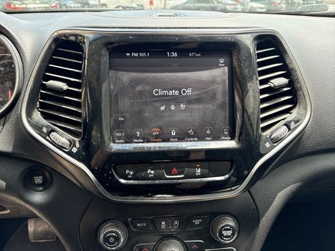 Used 2019 Jeep Cherokee Limited w/ Luxury Group AWD/4WD image 23