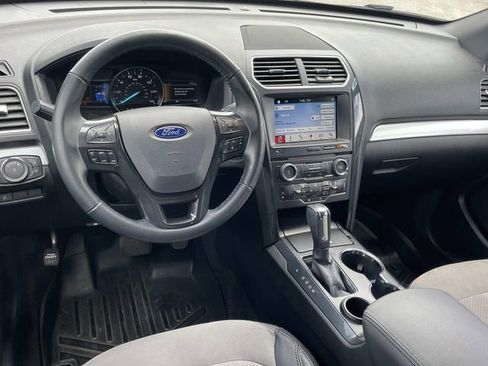 Used 2017 Ford Explorer XLT w/ Equipment Group 202A FWD image 6
