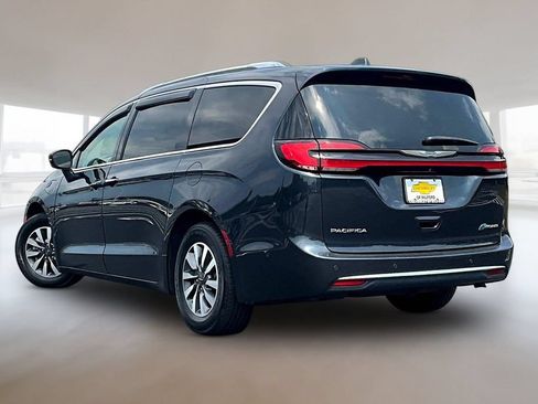 Used 2021 Chrysler Pacifica Touring-L FWD image 4