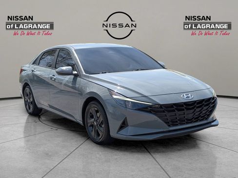 Used 2022 Hyundai Elantra SEL w/ Cargo Package FWD image 3