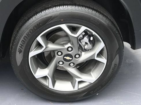 Used 2025 Chevrolet Trax LT w/ LT Convenience Package FWD image 8